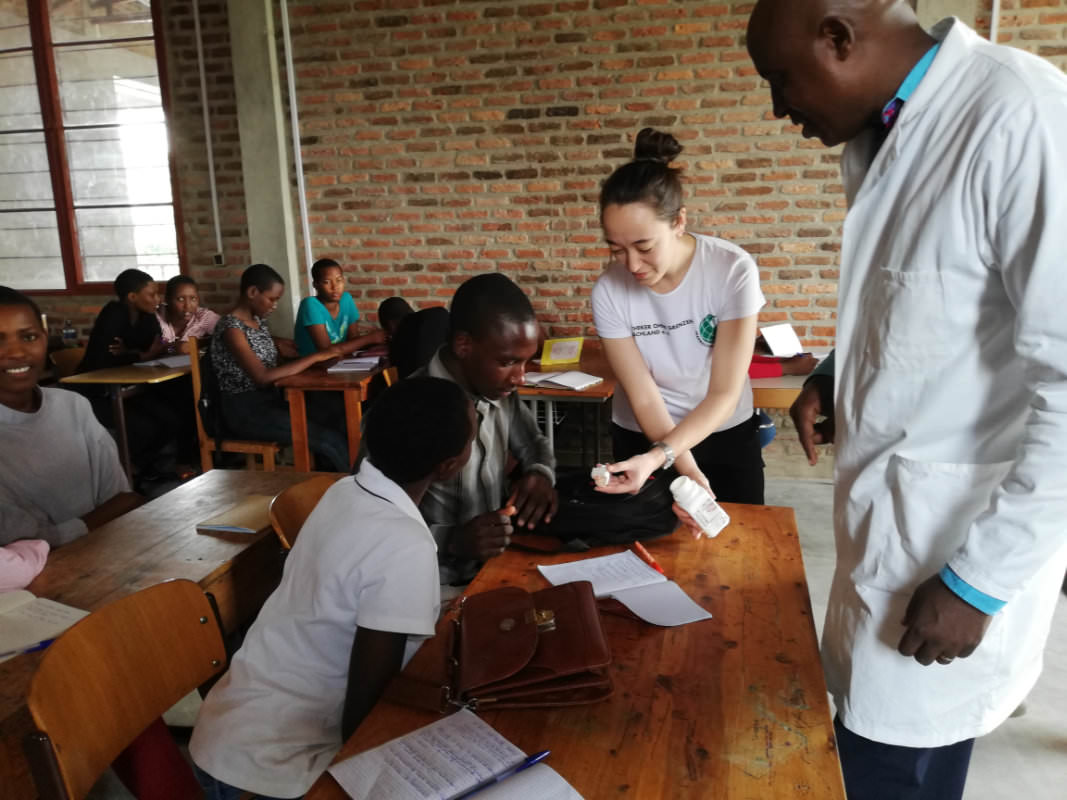 PTA-Schule in Burundi wird von Apotheker ohne Grenzen Einsatzkraft unterstützt