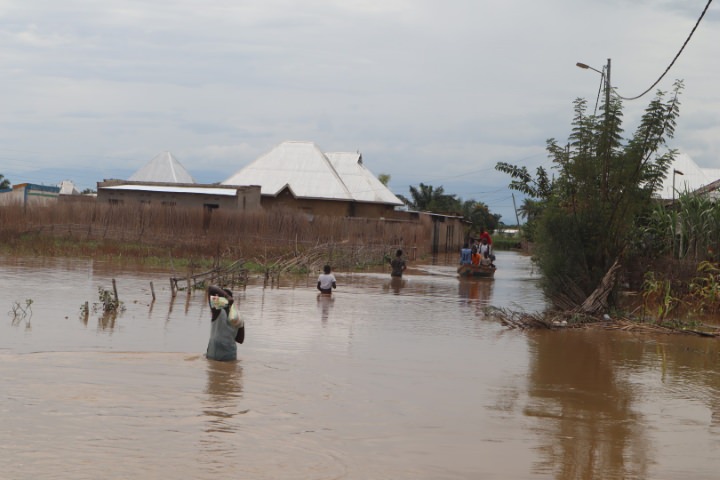Immer wiederkehrende heftige Überschwemmungen zwingen die Menschen zur Flucht