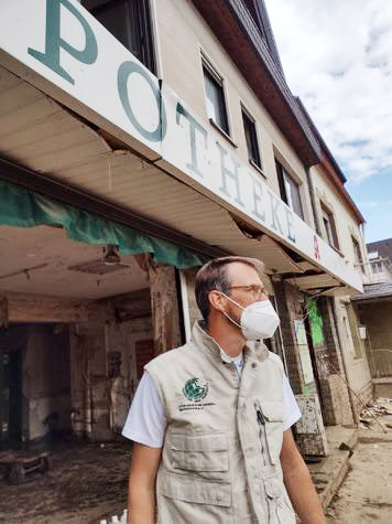 Unsere Einsatzkraft Jochen Wenzel vor einer völlig zerstörten Apotheke in Altenahr