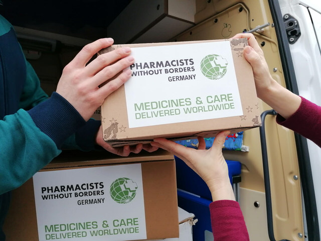 Pakete mit Arzneimitteln werden in ein Arztmobil geladen