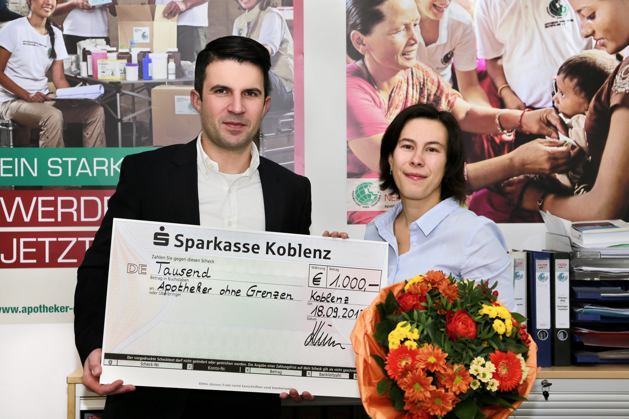 Als Unternehmen spenden, Sparkasse Koblenz übergibt Spende an Eliette Fischbach