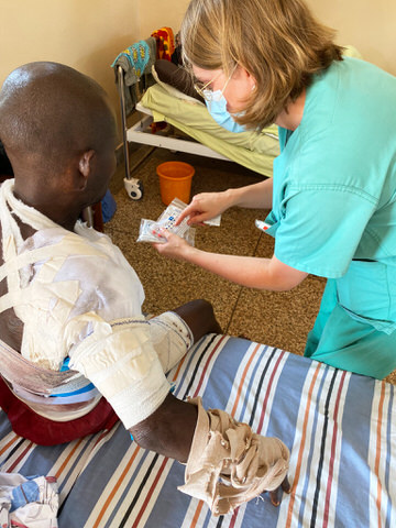 Ehrenamtliche AoG-Projektinitiatorin Julia Heuck bei der pharmazeutischen Behandlung eines Patienten in der Lamcu Clinic in Jinja, Uganda