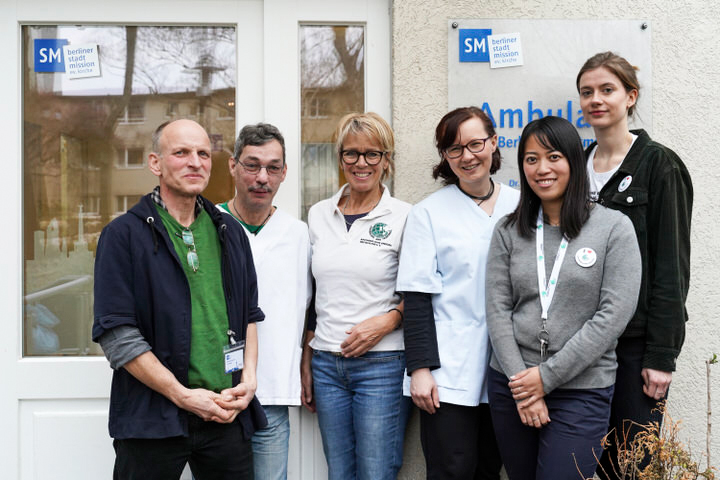 Mitarbeitende der Stadtmission, Mitglieder der Regionalgruppe Berlin und unsere hauptamtliche Projektkoordinatorin Karla Schulze (ganz rechts)