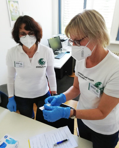 Apothekerinnen Andrea Roth und Christine Gerdum bereiten die Covid-19-Impfungen während der Pandemie vor