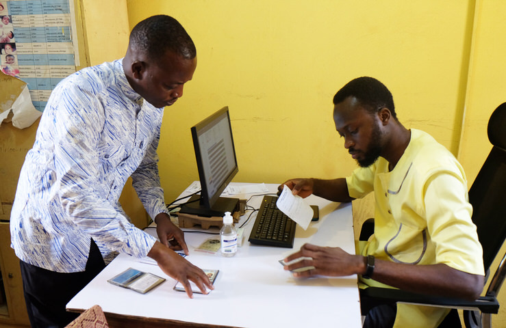 Apotheker und Arzt des St. Mary Hospitals in Drobo (Bono, Ghana) arbeiten eng zusammen und tauschen sich über die leitliniengerechte Patientenversorgung aus