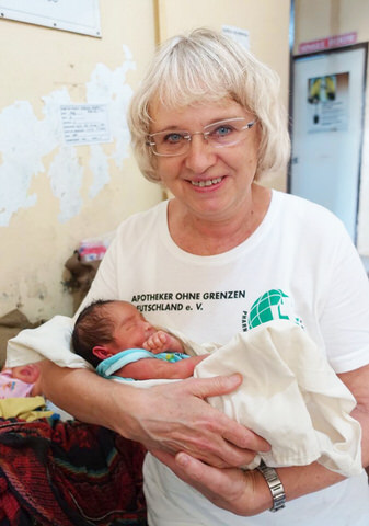 Ehrenamtliche AoG-Einsatzkraft Elke Althöfer-Blautzik mit einem Neugeborenen