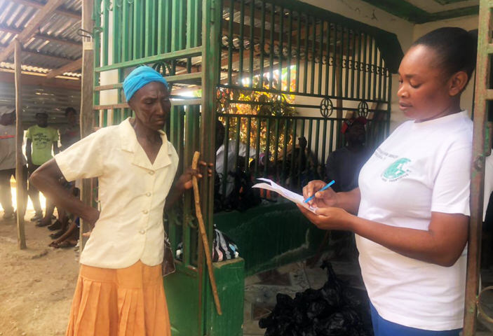 Eine Mitarbeiterin von Medi-Pharma erklärt Maßnahmen zum Schutz vor der Weiterverbreitung von Cholera