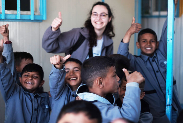 AoG -Einsatzkraft und Schulkinder in Libanon