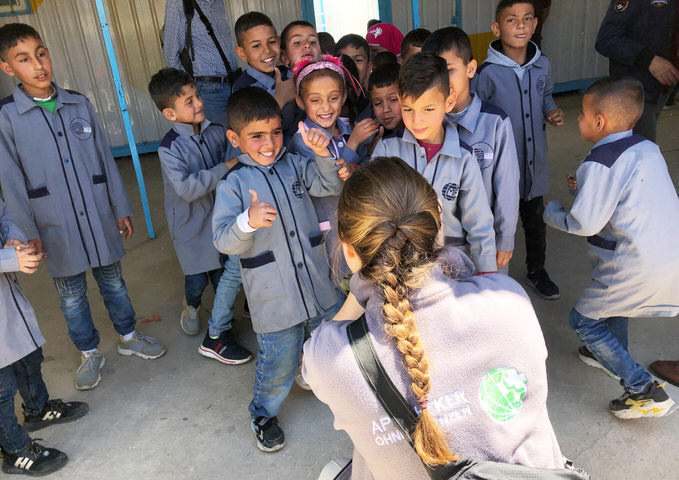 AoG-Einsatzkraft und Schulkinder in Libanon