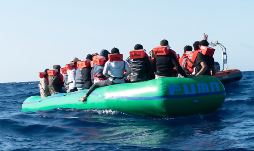 Flüchtende Menschen im Schlauchboot auf dem Mittelmeer