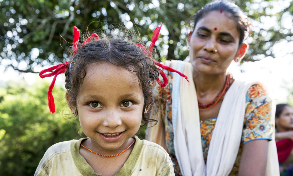 Mädchen mit Mutter im Hintergrund bei Einsatz von Apotheker ohne Grenzen