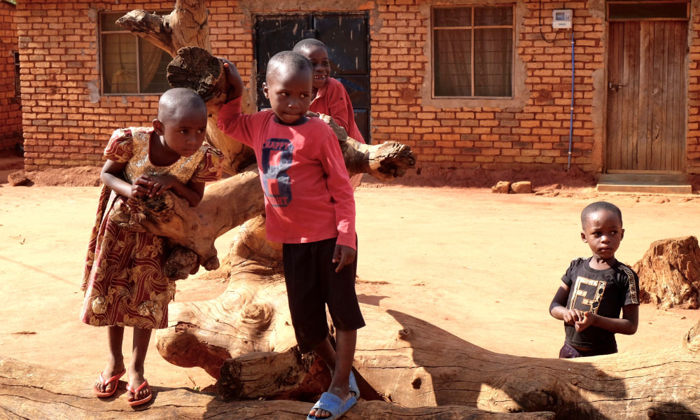Kinder beim Spielen in Tansania 